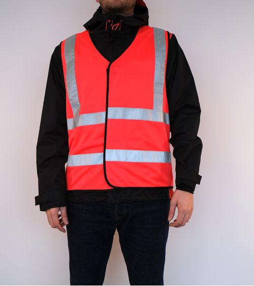 Gilet sans manches avec bandes réfléchissantes. 